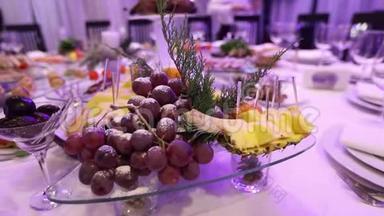 餐厅<strong>宴会</strong>桌上的水果和食物，<strong>宴会</strong>桌上的菠萝和一束葡萄